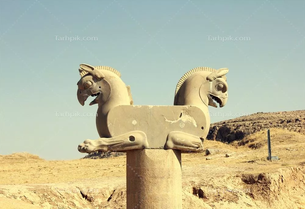عکس مجسمه دوگانه حیات اساطیری در تخت جمشید در پسزمینه بیابانی