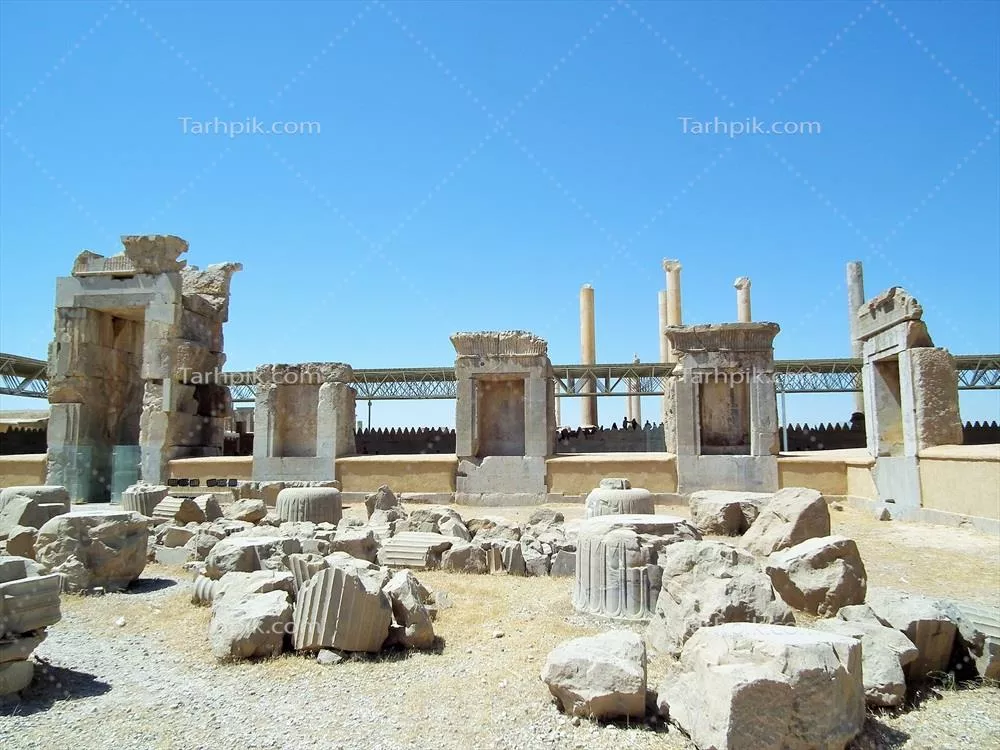 عکس معماری باستانی تخت جمشید در ایران با ستونهای تاریخی