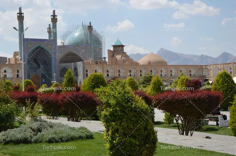 عکس نمای باشکوه مسجد جامع شاه عباسی در شهر اصفهان با گنبد فیروزهای