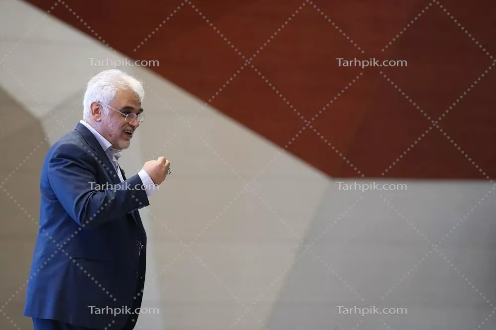 عکس شخصی در حال سخنرانی با پسزمینه هندسی و ساده