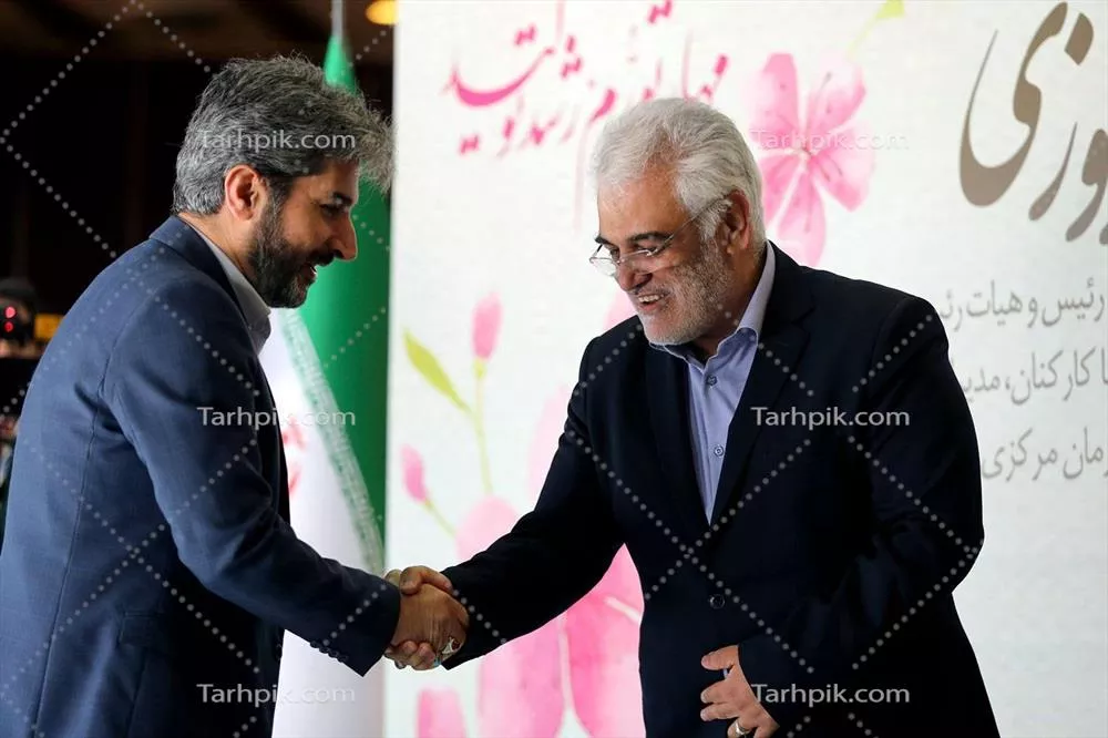 عکس مراسمی با حضور مقامات در ایران با دست دادن و لبخند
