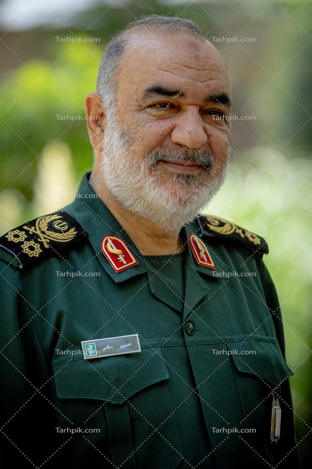 عکس پرتره فرمانده نظامی با یونیفرم و درجات نظامی در فضای باز