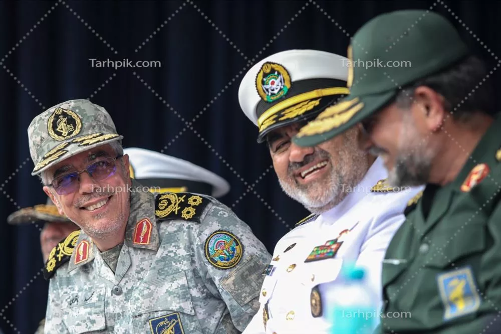 عکس گفتگو و لبخند فرماندهان ارشد نظامی در یک رویداد رسمی