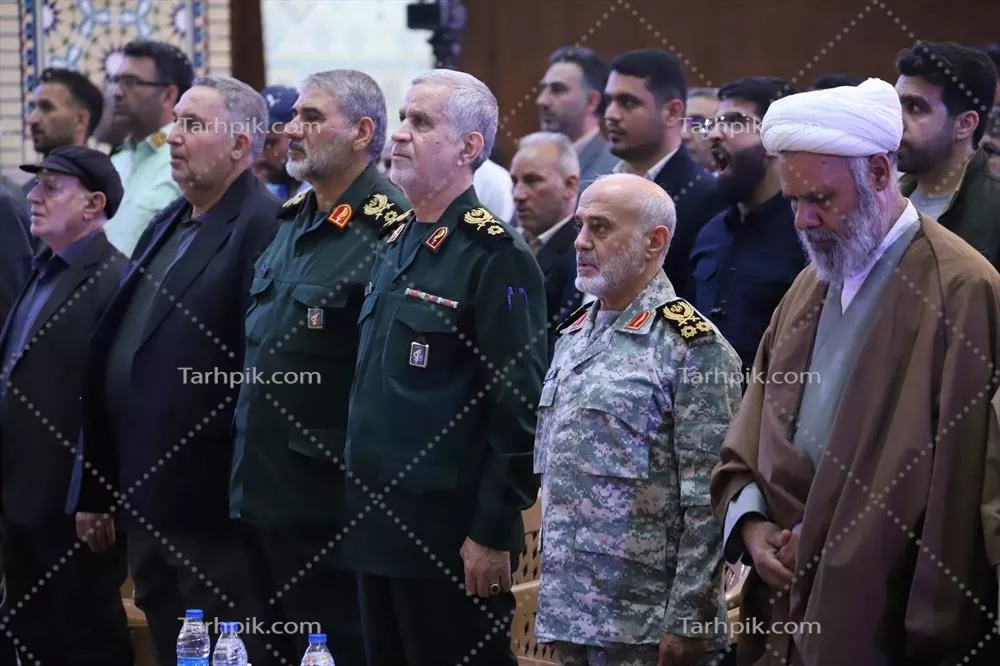 عکس حضور فرماندهان نظامی و روحانیون در یک مراسم فرهنگی خاص