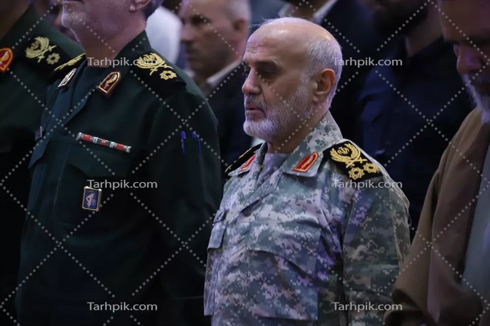عکس تصویری از مقاماتی نظامی در مراسم رسمی با لباسهای نظامی
