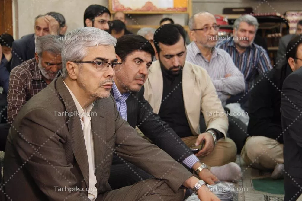 عکس مراسم مذهبی با حضور گروهی از مردان در مسجد یا حسینیه
