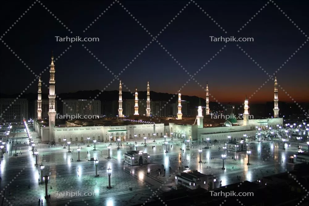 عکس نمای زیبای مسجد النبی در شب با منارههای نورانی