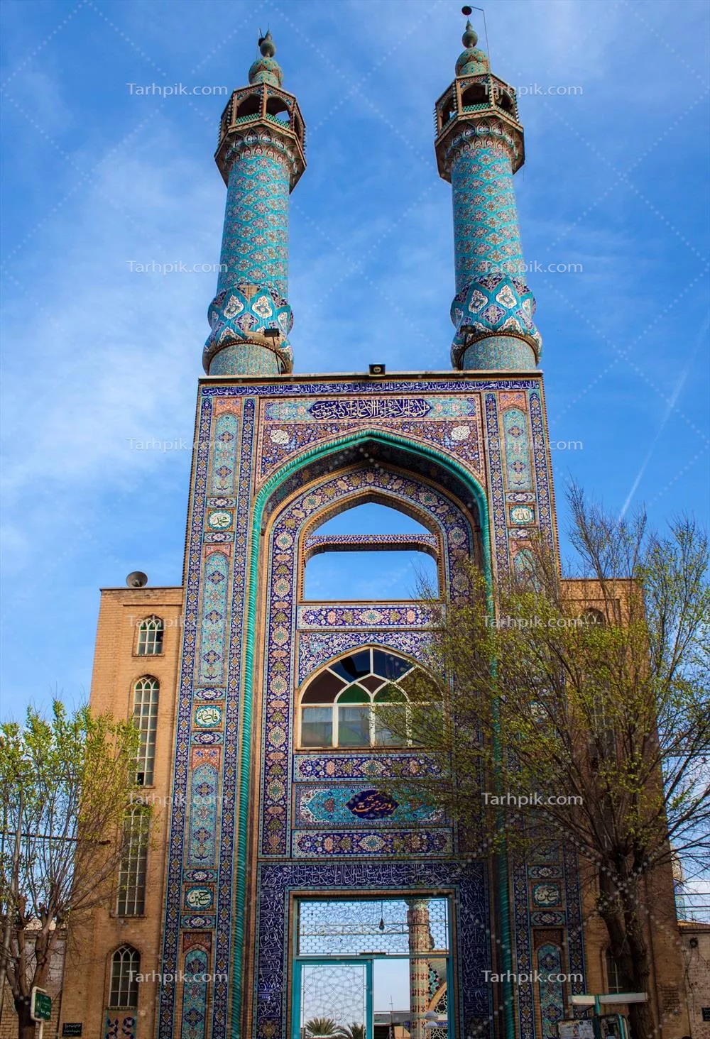 عکس نمای زیبای مسجد جامع یزد با معماری اسلامی و منارههای بلند