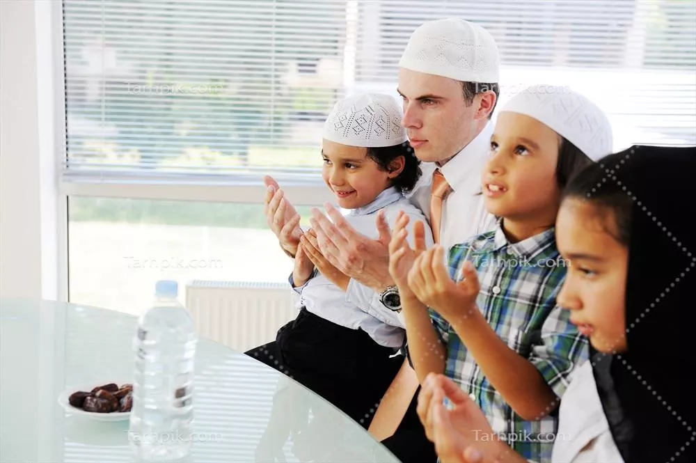 عکس خانوادهای جمع شده برای دعا و نیایش در گردهمایی مذهبی