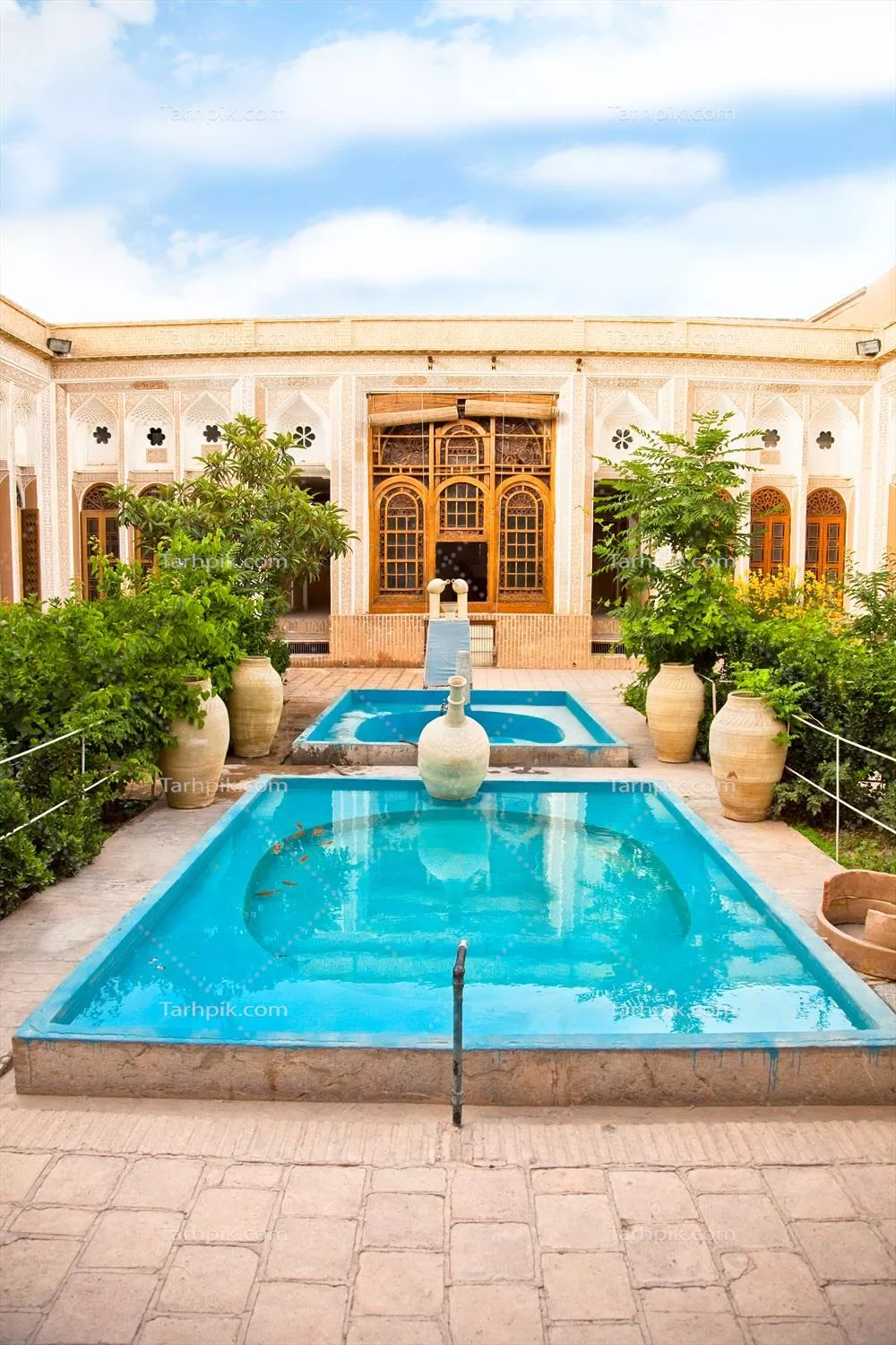 عکس حیاط سنتی با فواره و استخر در معماری ایرانی تاریخی