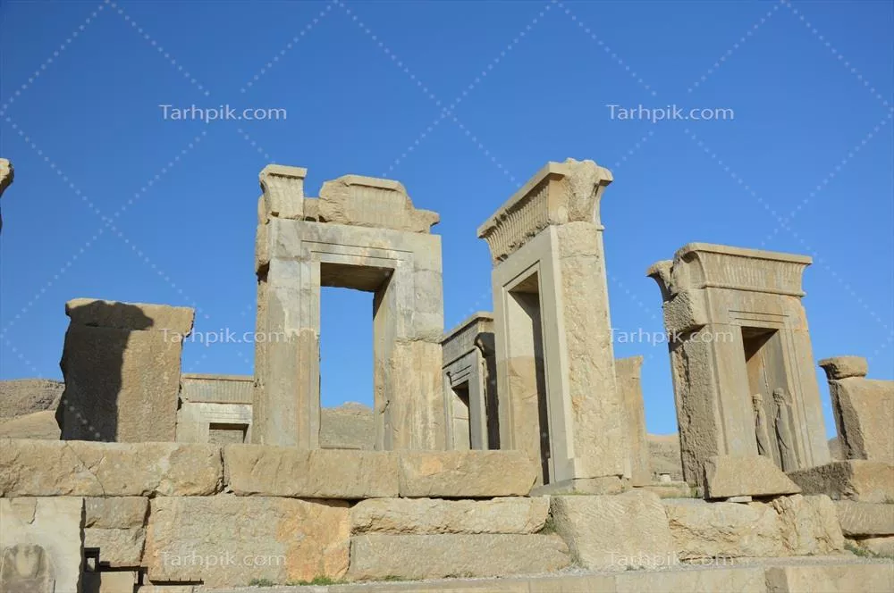 عکس نمایی از تخت جمشید در ایران با ستونها و معماری بینظیر
