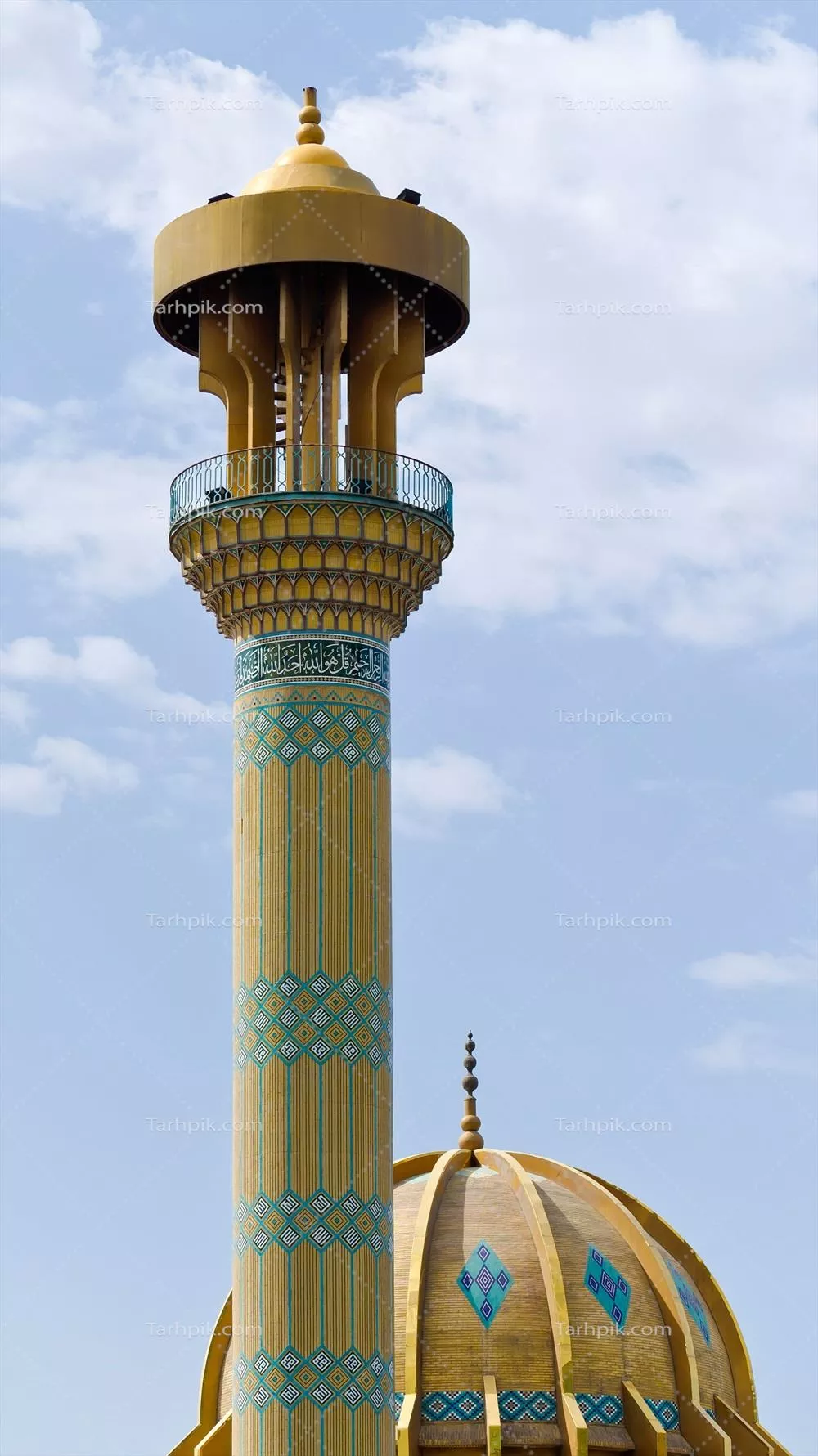 عکس نمای نزدیک از مناره مسجد با سقف گنبدی و الگوهای اسلامی