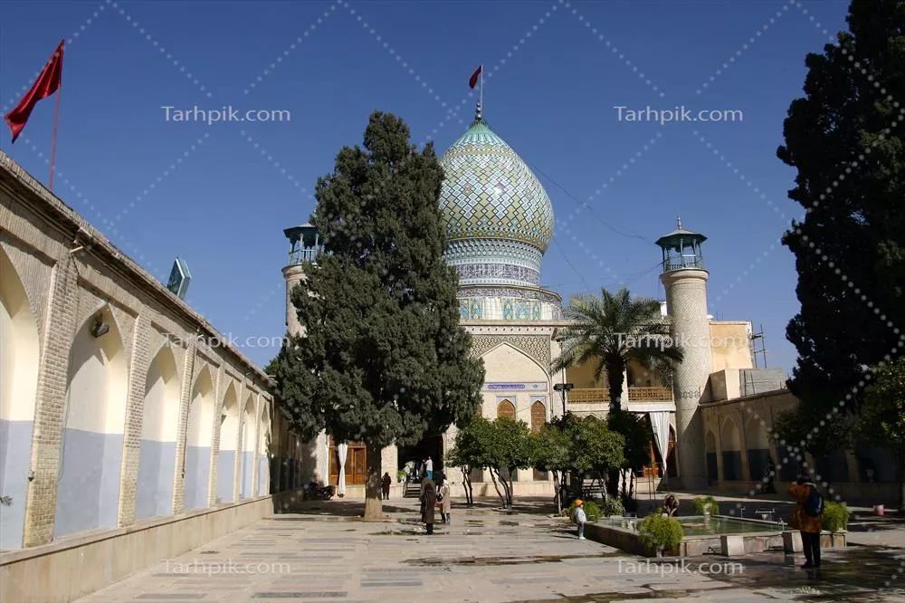عکس گنبد سبز زیبا در پس زمینه آبی آسمان در معماری اسلامی