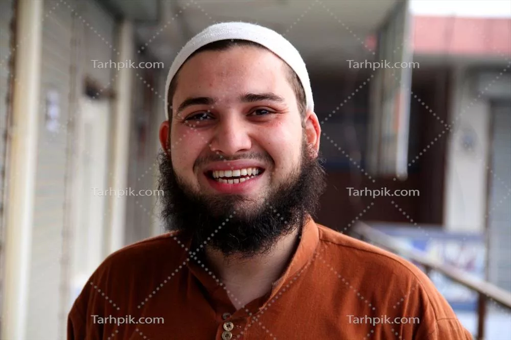 عکس مرد جوان خوشحال با ریش در محیط شهری