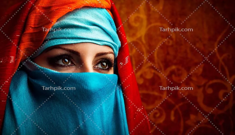عکس تصویر زنی با حجاب سنتی رنگارنگ و زمینه دکوراتیو هنری