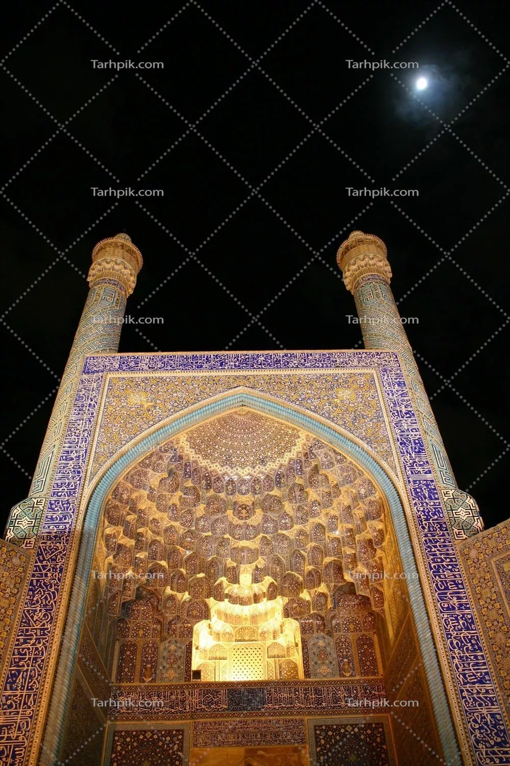عکس نمای شب مسجد شاه در اصفهان با آسمان مهتابی