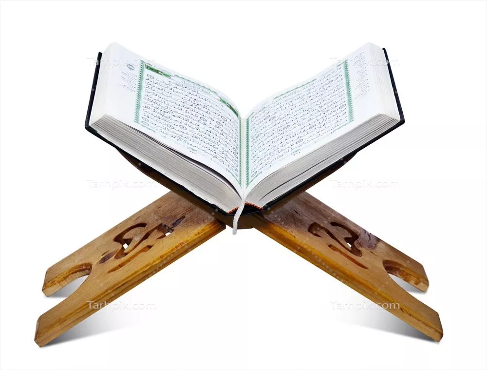 عکس تصویری از قرآن کریم روی رحل چوبی با پس زمینه سفید