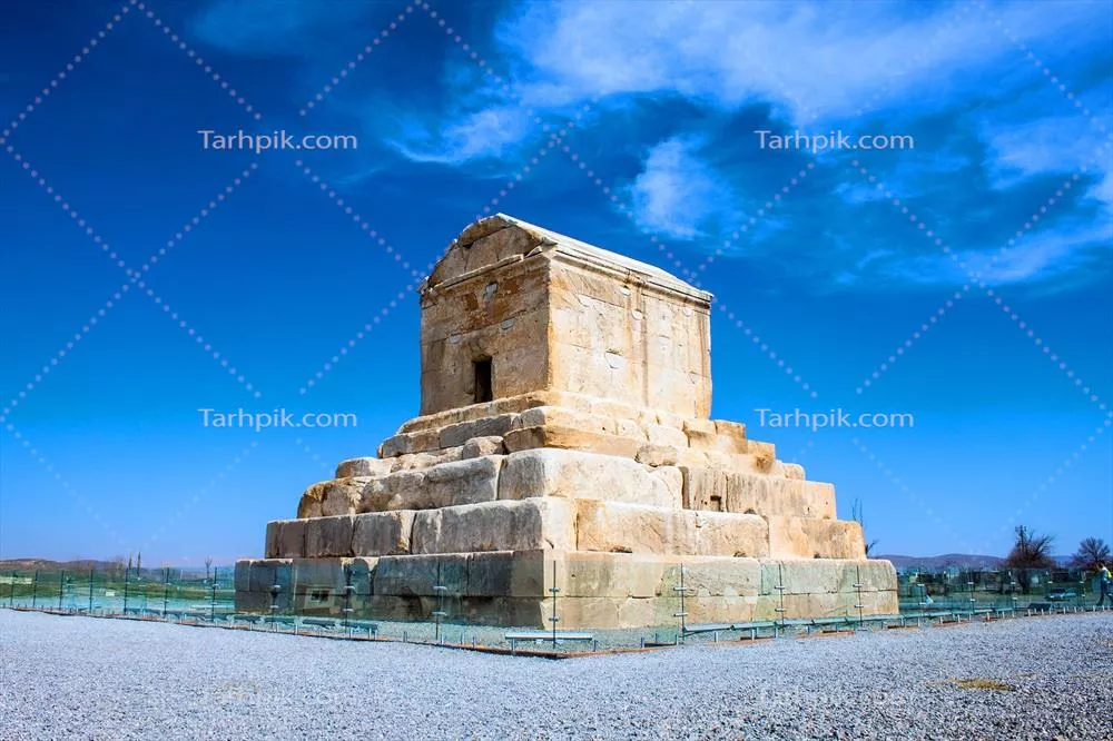 عکس نمایی از آرامگاه کوروش کبیر در پاسارگاد زیر آسمان آبی