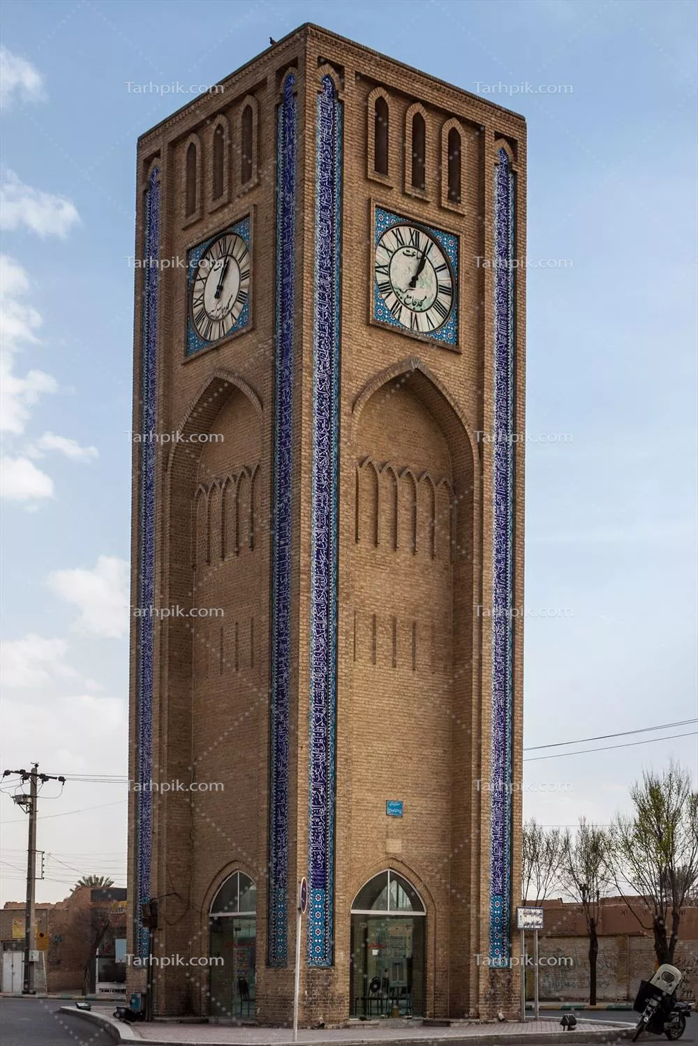 عکس برج ساعت تاریخی با آجرکاری زیبا و کاشیکاری آبی
