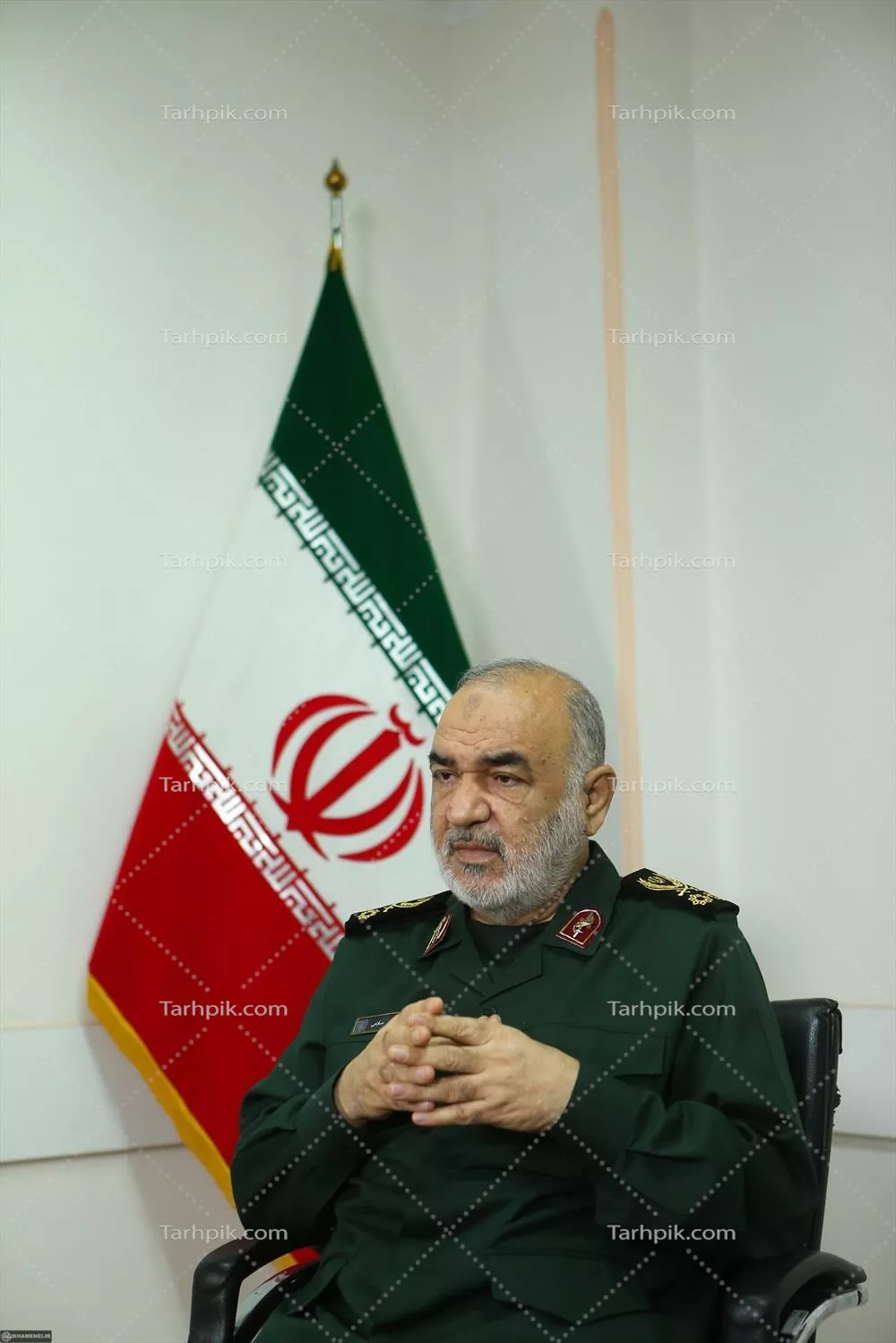 عکس تصویری از یک مقام نظامی ایران در کنار پرچم جمهوری اسلامی