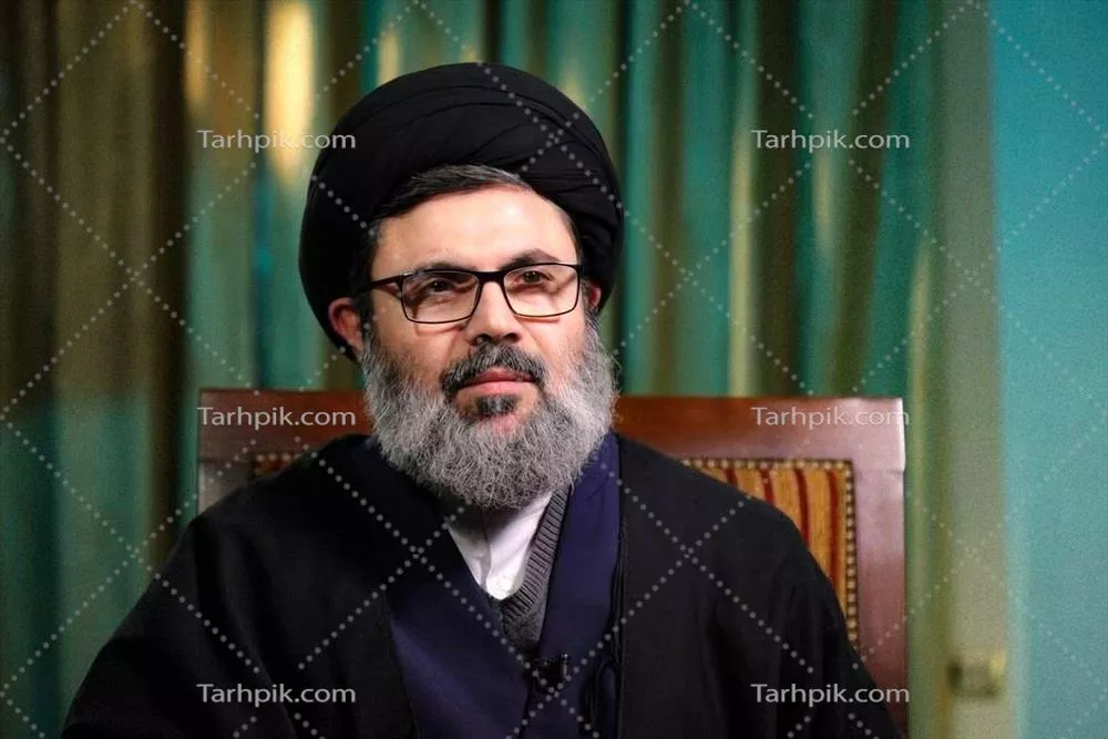 عکس تصویری از مردی با عینک و عمامه سیاه در فضای داخلی