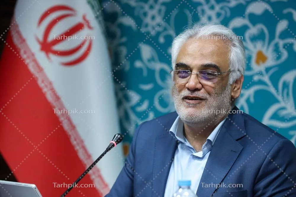 عکس سخنرانی مقام رسمی ایرانی در حضور پرچم ملی ایران