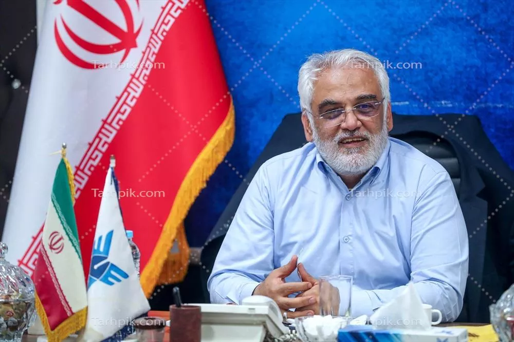 عکس مدیریت مؤسسه آموزشی با پرچمها و میز کار در دفتر