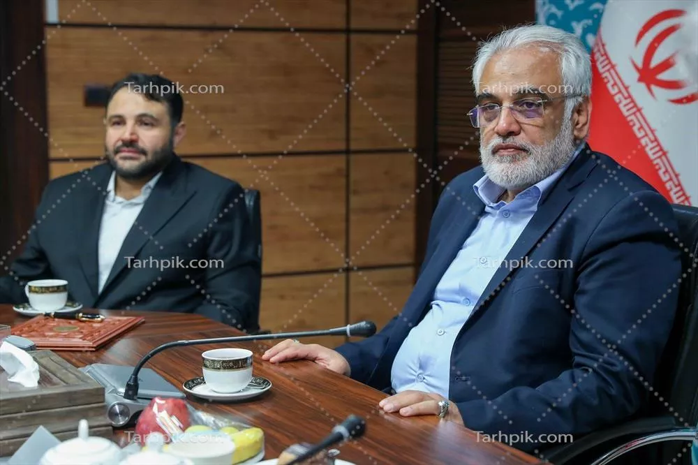 عکس جلسه کاری در دفتر رسمی با پرچم ایران در پسزمینه