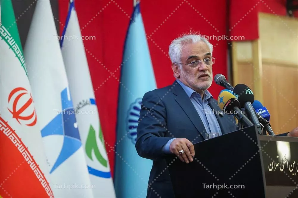 عکس سخنرانی در جمع و حضور پرچمهای جمهوری اسلامی ایران