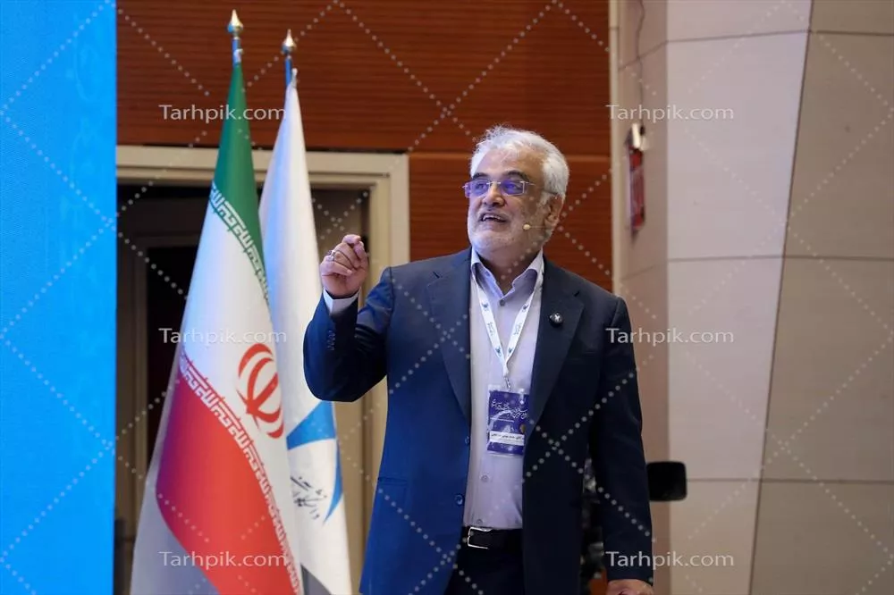 عکس سخنرانی یک فرد در کنفرانس با حضور پرچم ایران و ایرانسل