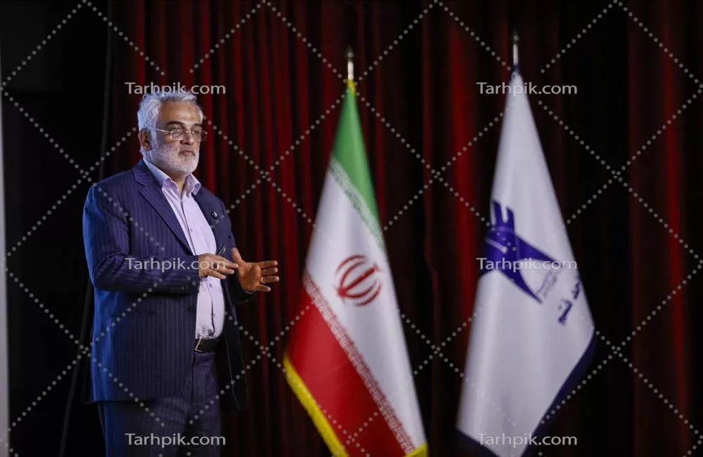 عکس سخنرانی در کنار پرچمهای ایران و دانشگاه آزاد