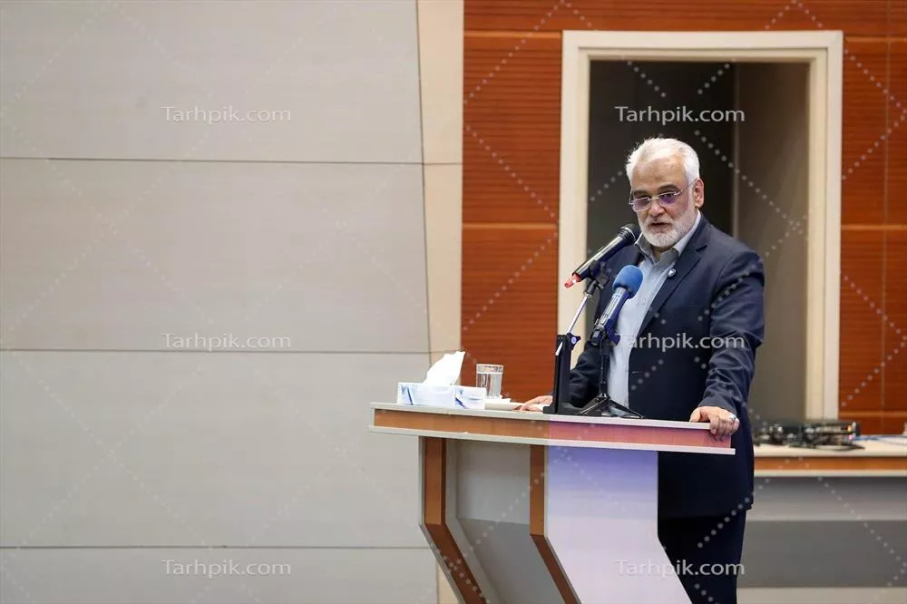 عکس سخنرانی فردی در پشت تریبون در محیط اداری و رسمی