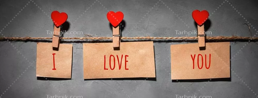 عکس کلیشه های لباس با قلب های قرمز بر روی طناب بر روی یک پسزمینه خاکستری و متن من تو را دوست دارم