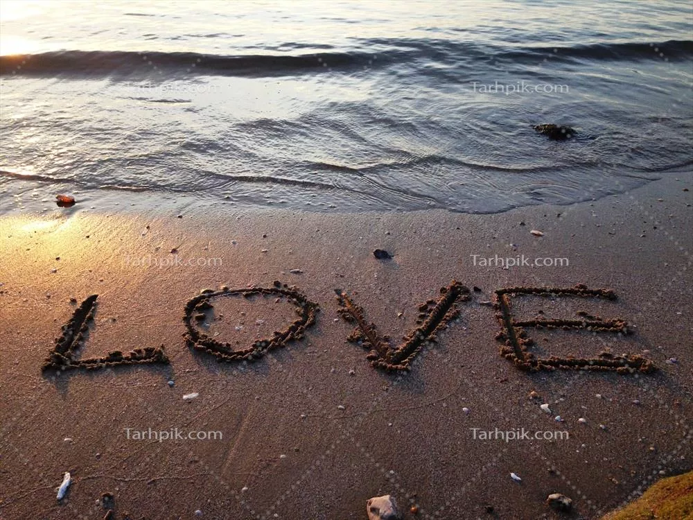 عکس عشق نوشته شده روی شن های ساحل، دریا و آب در سواحل زیبای طبیعی