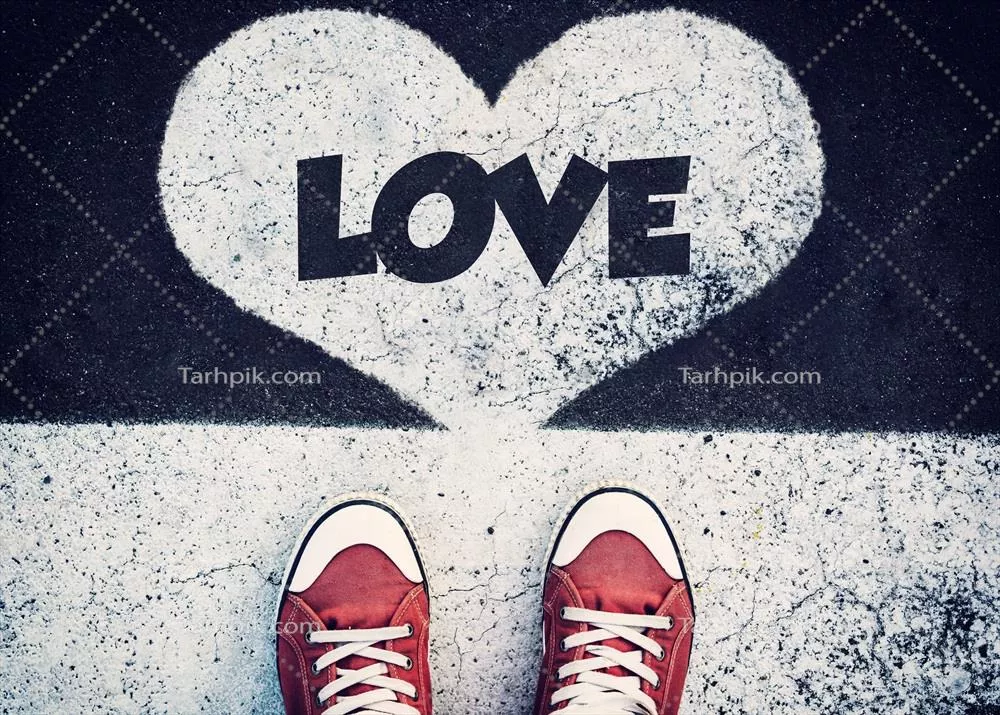 عکس علامت عشق در جاده: نشانه‌ای از سفرهای عاشقانه و پیوندهای عاطفی