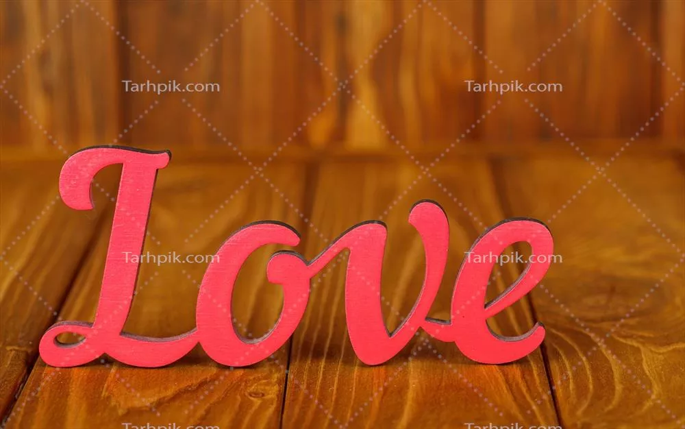 عکس نوشته چوبی "دوستت دارم" بر روی پس زمینه چوبی طبیعی