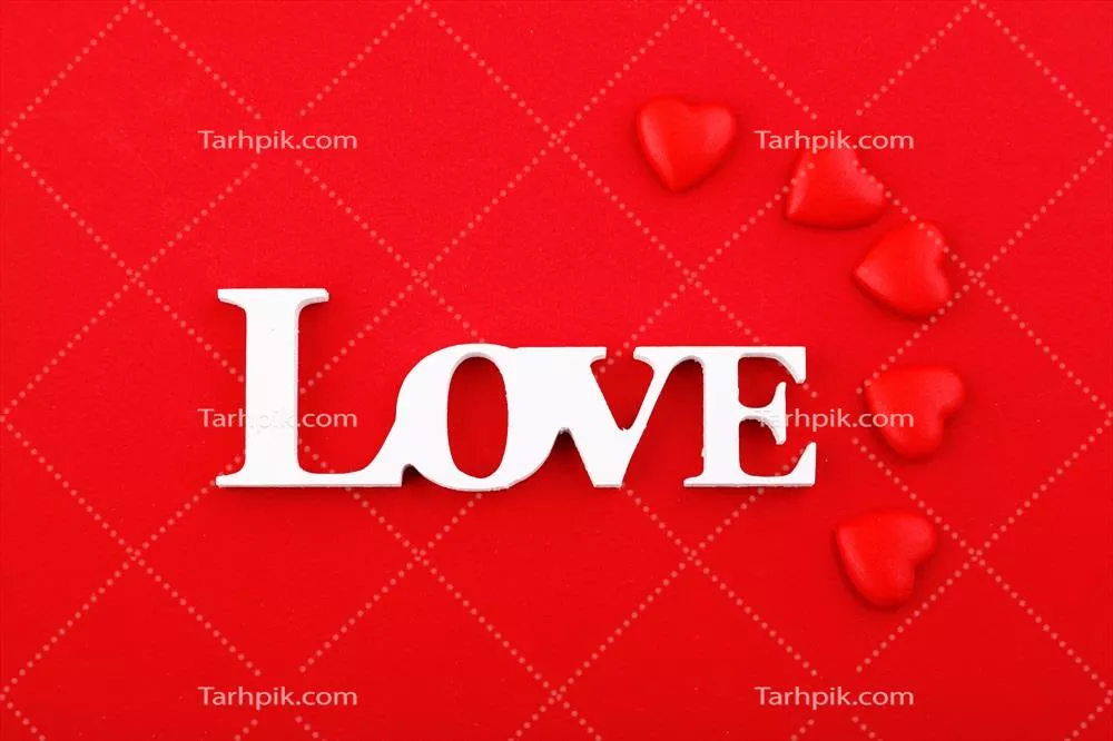 عکس نوشتههای عاشقانه و قلبهای قرمز بر روی پسزمینه قرمز