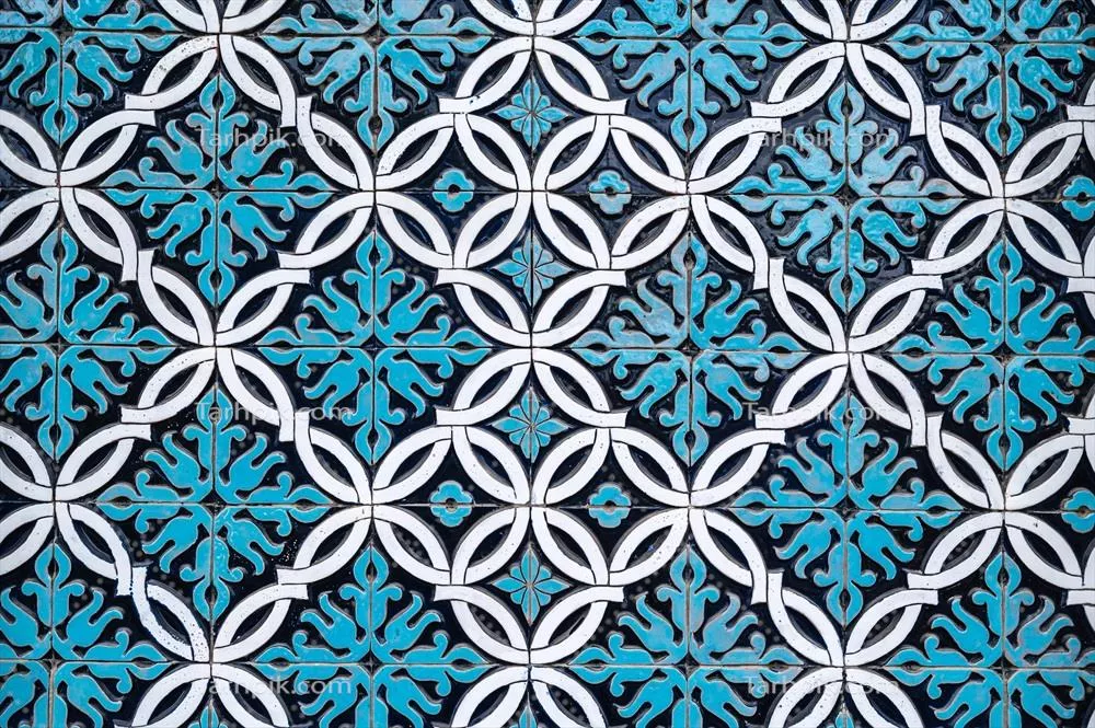 عکس موزاییک کاشی با الگوی سنتی شرقی، عربی و اسلامی از ازبکستان تزئین شده با طرح های آبی و سفید
