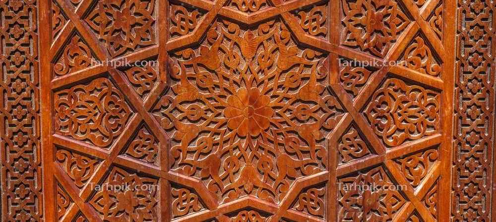 عکس الگوهای اسلامی عربی از کنده کاری درب چوبی قهوهای در ازبکستان با نمای نزدیک