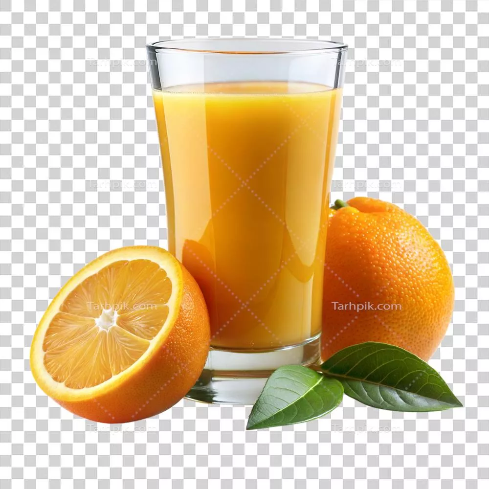 عکس دوربری آبپرتقال طبیعی در لیوان به همراه پرتقالهای نصف شده و کامل با برگهای سبز