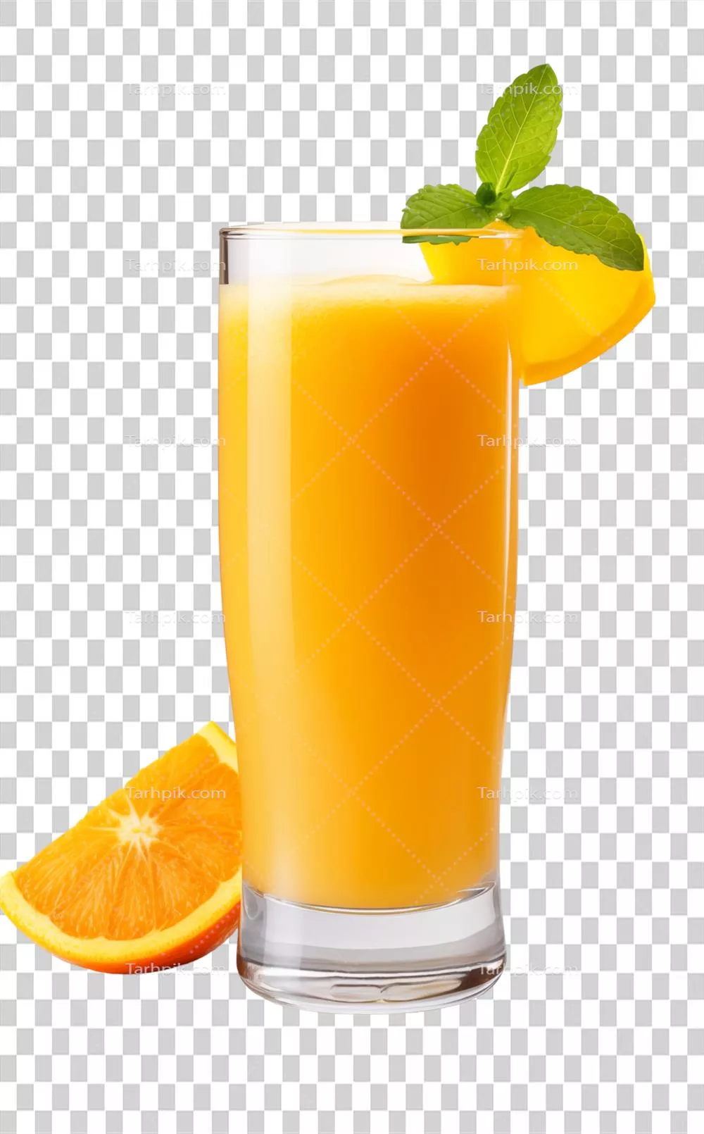 عکس دوربری لیوان بلند آبپرتقال تازه با برش پرتقال و تزیین نعنا