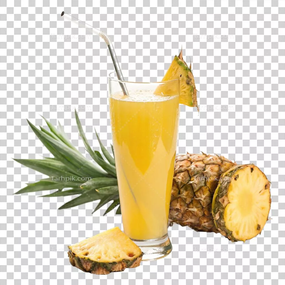 عکس دوربری یک لیوان تازه و خنک آب آناناس با برش های تازه آناناس و نی