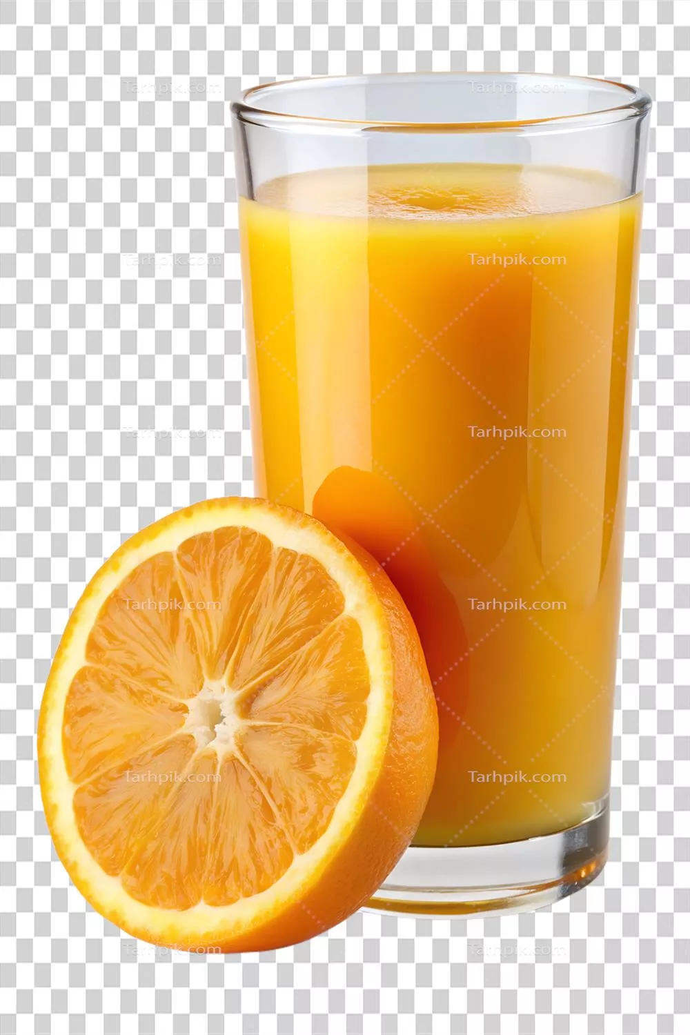 عکس دوربری آبپرتقال تازهگیری شده در لیوان شفاف و برشخورده سرو میشود