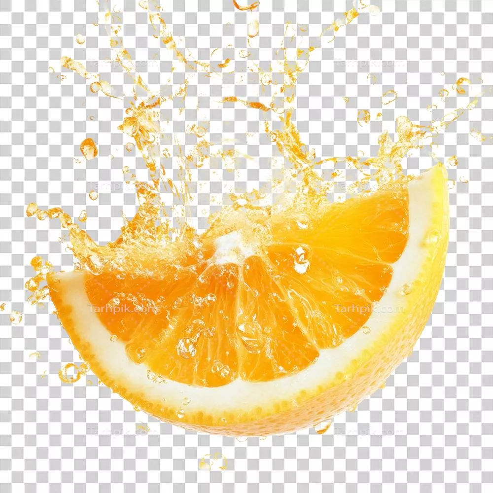 عکس دوربری ریزش خیرهکننده آبميوه پرتقال و ایجاد امواج در پسزمینهای شفاف و تمیز