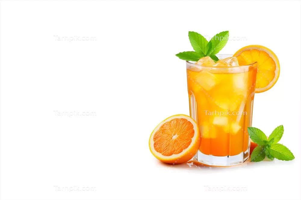 عکس یک لیوان آبپرتقال تازه و برشهای پرتقال روی پسزمینه سفید با فضای خالی