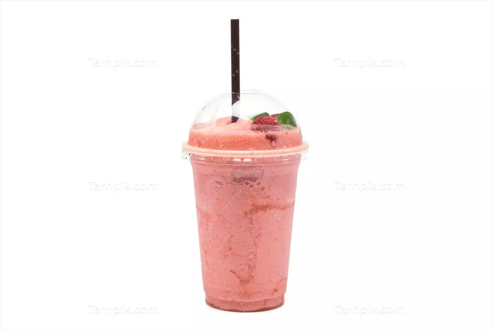 عکس اسموتی توت فرنگی در لیوان پلاستیکی شفاف روی پسزمینه سفید