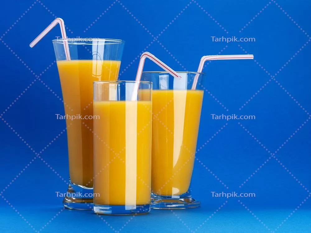 عکس لیوانهای آبپرتقال در پسزمینه آبی با فضای خالی برای نوشتن