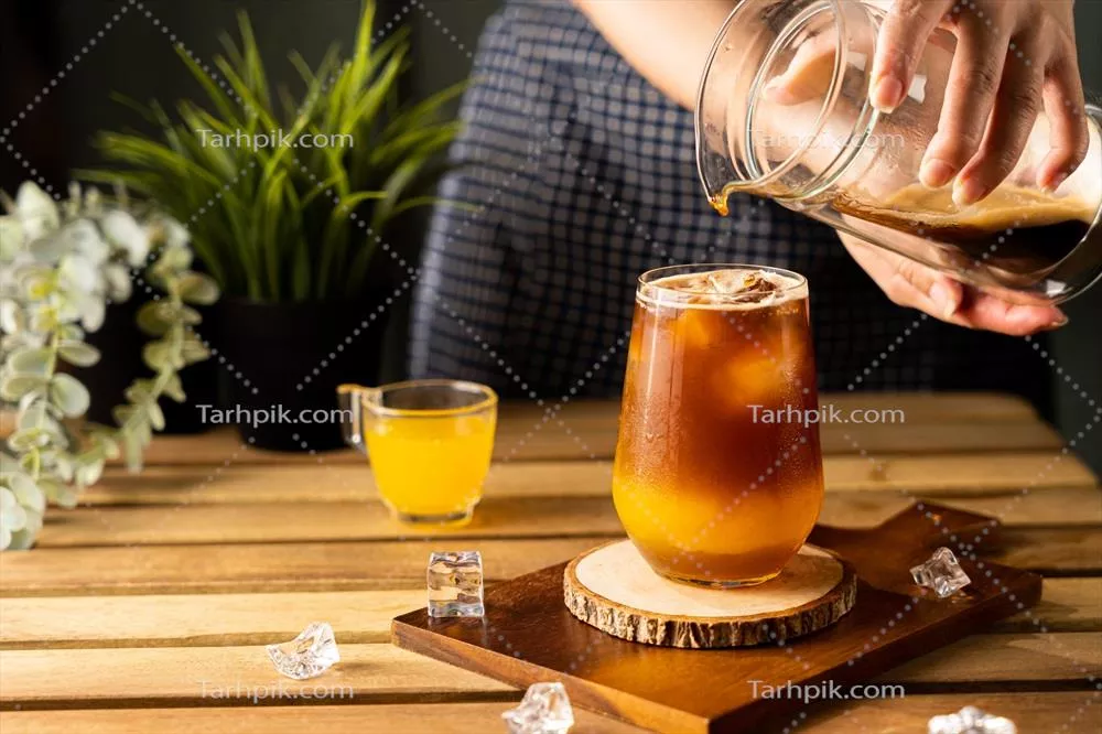 عکس لیوان اسپرسو و آب پرتقال بر روی میز چوبی برای نوشیدنیهای تابستانی