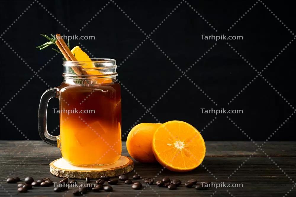 عکس یک لیوان آمریکانو یخزده با دمنوش سیاه و طعمدار به پرتقال و لیمو و تزئینات رزماری و دارچین