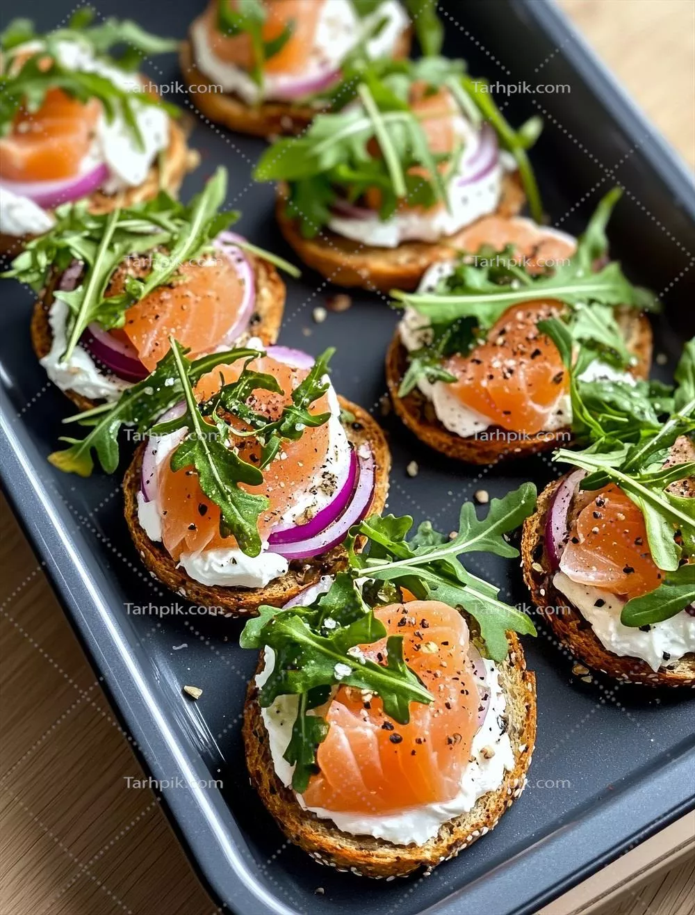عکس پیشغذاهای لذیذ با سالمون دودی چیدهشده بر روی سینی